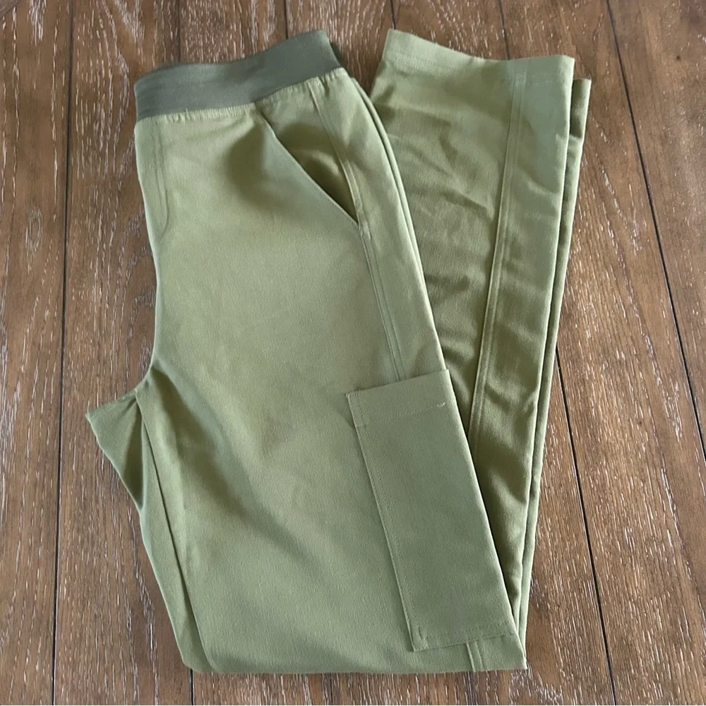 NWT Figs Axim 2.0 Cargo Scrub Pants in Dark Olive Green Size X-Small